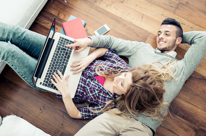 couple shopping online