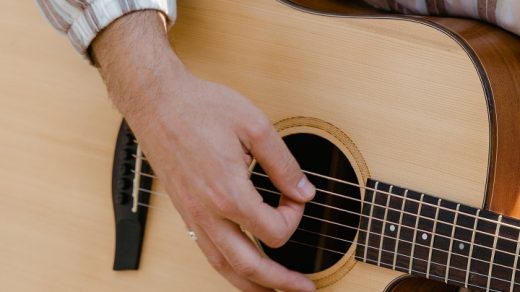 Person playing on a guitar