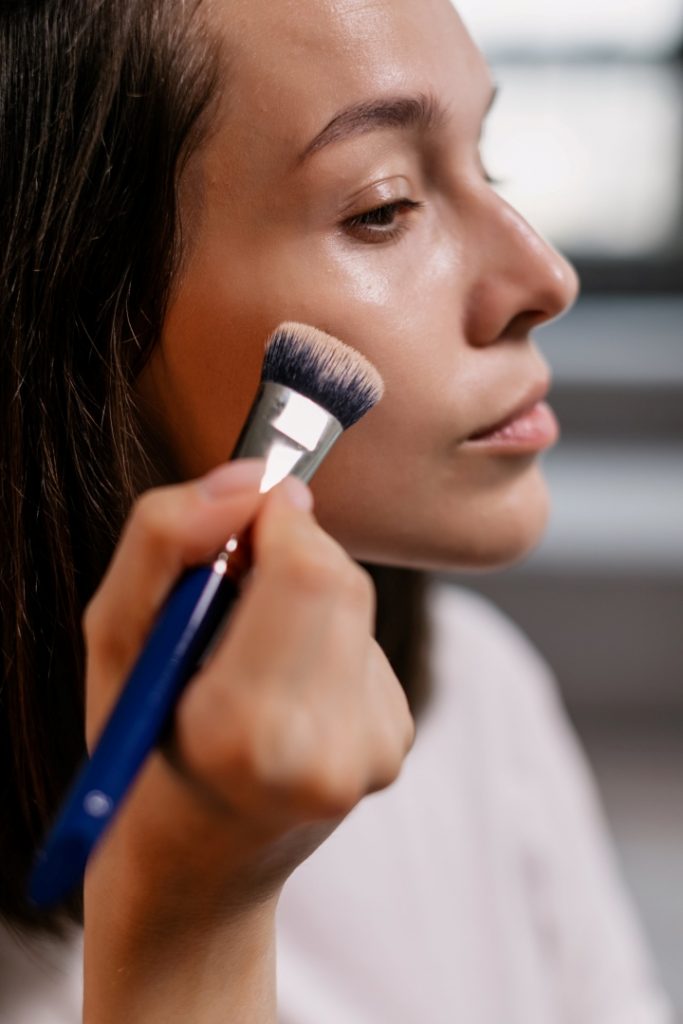 woman putting on hypoallergenic blush